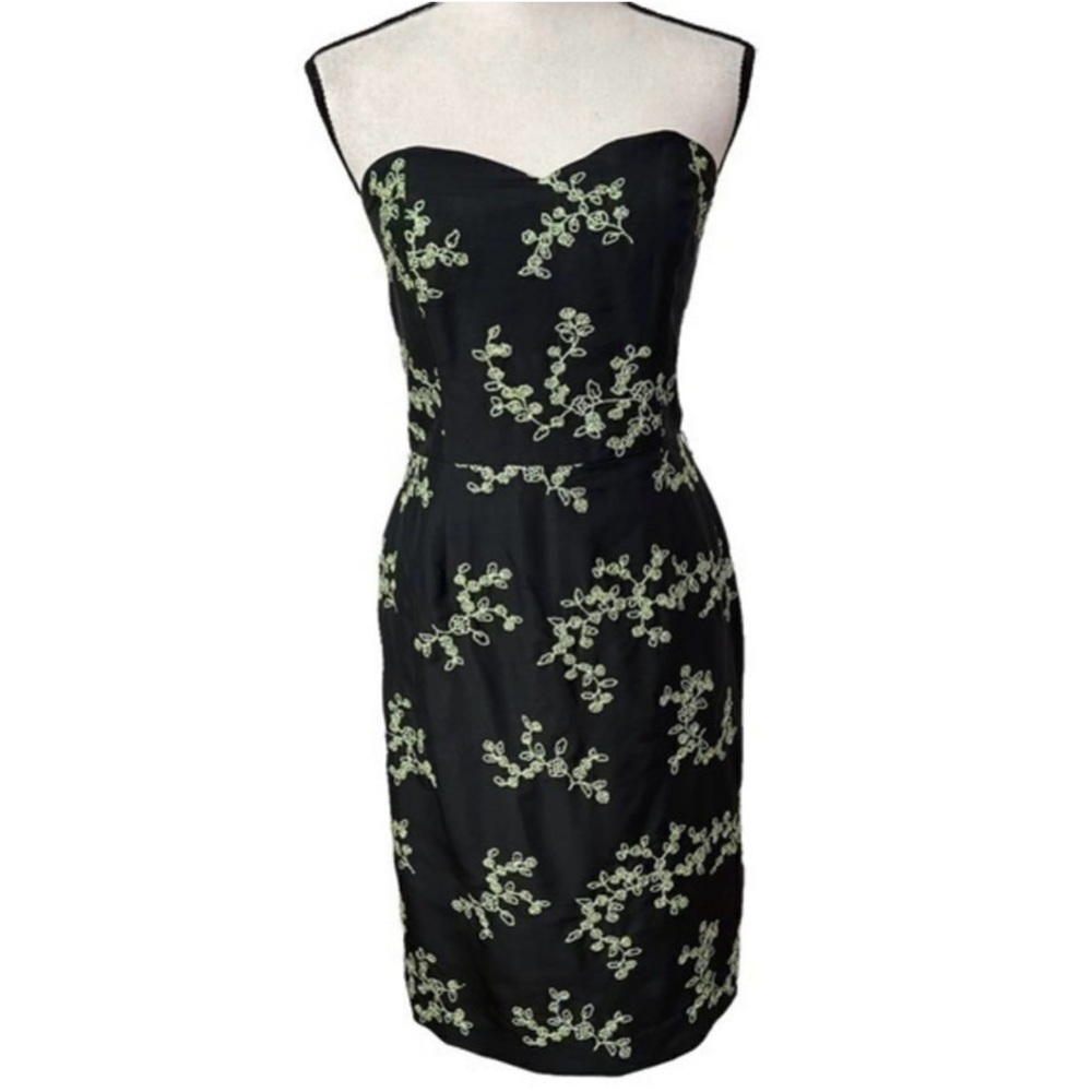 Chic Strapless Black Dress with Floral Embroidery